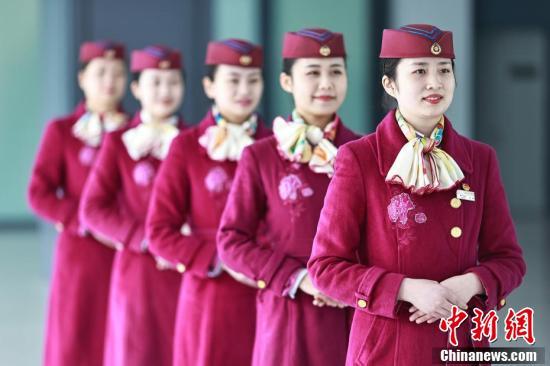 重慶高鐵乘務員開展專業禮儀服務培訓，提升乘客出行體驗